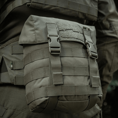 M-Tac Sukharka Gen.3 Pouch i bruk, robust felttaske laget i Cordura 500D med MOLLE-interface og justerbart lokk.