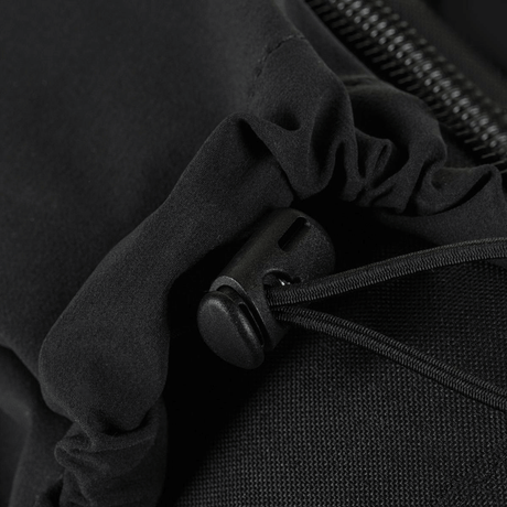 Nærbilde av snor og detalj på M-Tac STURM Elite ryggsekk i svart stoff.