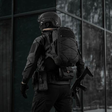 M-Tac STURM Elite ryggsekk – taktisk ryggsekk i bruk, Cordura-materiale med laserskåret MOLLE-panel. Perfekt for kortvarige opphold.