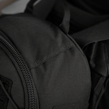 Nærbilde av M-Tac STURM Elite ryggsekk laget av Cordura-materiale med robust glidelås og holdbart design for taktisk bruk.