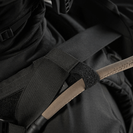 Detalj av M-Tac STURM Elite ryggsekk med slitesterk stropp og elastiske sidelommer, perfekt for taktisk bruk i feltet.