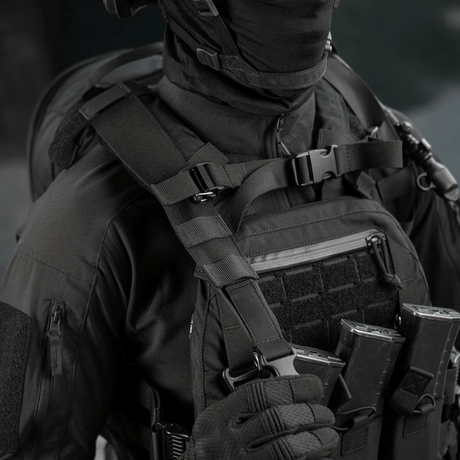 Taktisk utstyr med M-Tac STURM Elite ryggsekk i felten, Cordura-materiale, MOLLE Laser Cut-paneler.