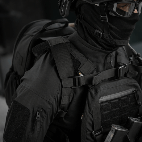M-Tac STURM Elite ryggsekk på person i taktisk antrekk med MOLLE Laser Cut-panel og robust design for kortvarige feltopphold.