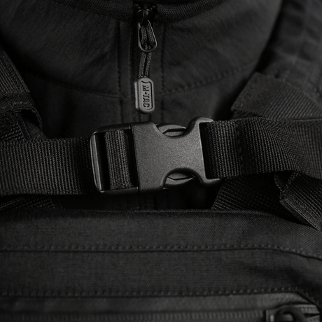 Nærbilde av spenne og robust design med Woojin Plastic hardware på M-Tac STURM Elite ryggsekk.
