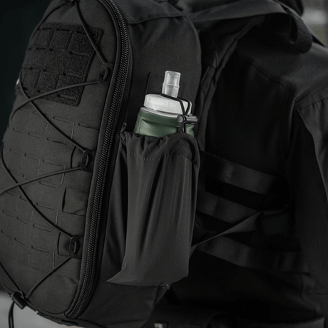 M-Tac STURM Elite ryggsekk med sidelomme av elastisk Flex-materiale for oppbevaring av utstyr, laget av Cordura for holdbarhet.