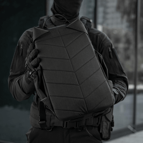 M-Tac STURM Elite ryggsekk båret av person i taktisk antrekk, 15L ryggsekk i Cordura 500D/1000D, taktisk for kortvarige opphold og utstyrstransport.