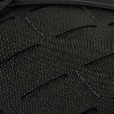 Detalj av M-Tac STURM Elite ryggsekk med MOLLE Laser Cut-panel, laget av holdbart Cordura-materiale.