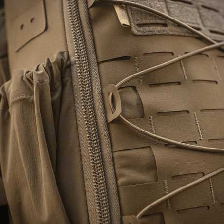 Detaljer av M-Tac STURM Elite ryggsekk med MOLLE Laser Cut panel og elastiske Flex-materiale sidelommer.