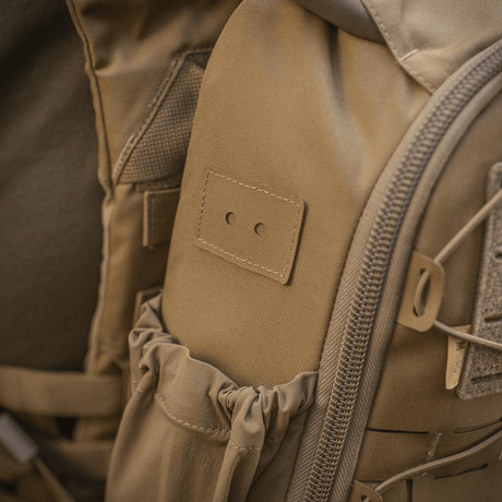 Nærbilde av M-Tac STURM Elite ryggsekk, laget av Cordura med elastiske sidelommer og YKK-beslag.
