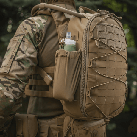 M-Tac STURM Elite ryggsekk i bruk, viser MOLLE Laser Cut-panel og sidelomme, perfekt for taktisk bruk, laget av holdbart Cordura-materiale.
