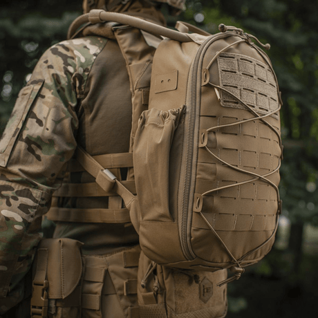 M-Tac STURM Elite ryggsekk i feltet, taktisk 15L Cordura-ryggsekk med MOLLE Laser Cut frontpanel, sett fra høyre side.