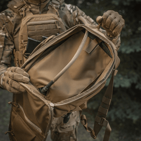 M-Tac STURM Elite ryggsekk åpnet med hovedrom synlig, viser praktisk design og Cordura-materiale, ideell for kortvarige felturer.