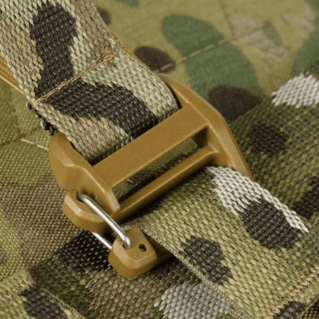 Nærbilde av M-Tac STURM Elite ryggsekk med camo-mønstre og solid spenne, laget av slitesterkt Cordura-materiale.