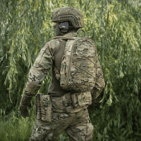 Soldat iført M-Tac STURM Elite ryggsekk i kamuflagesituasjon.