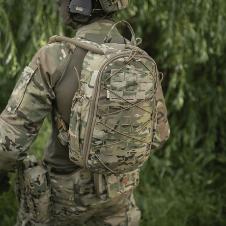 M-Tac STURM Elite ryggsekk i bruk, taktisk ryggsekk i kamuflasjemønster for kortvarige opphold, laget av Cordura-materiale.