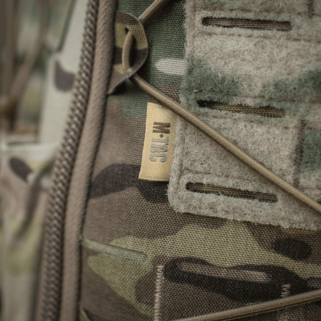 Nærbilde av M-Tac STURM Elite ryggsekk med camo-design og MOLLE-panel.