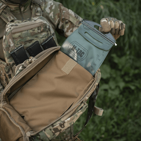 Soldat med M-Tac STURM Elite ryggsekk ute, med MOLLE-system og Cordura-materialer, viser romslighet og taktisk design.