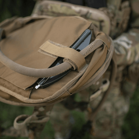 M-Tac STURM Elite ryggsekk åpnes i feltet, viser taktisk oppbevaringsrom med materialer som Cordura og YKK-beslag.