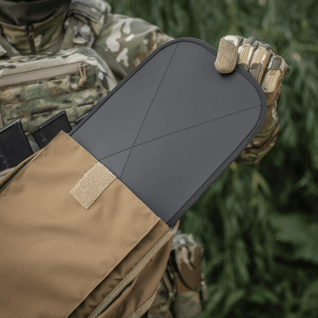M-Tac STURM Elite ryggsekk med MOLLE Laser Cut frontpanel og elastiske sidelommer i bruk, viser design i feltet.