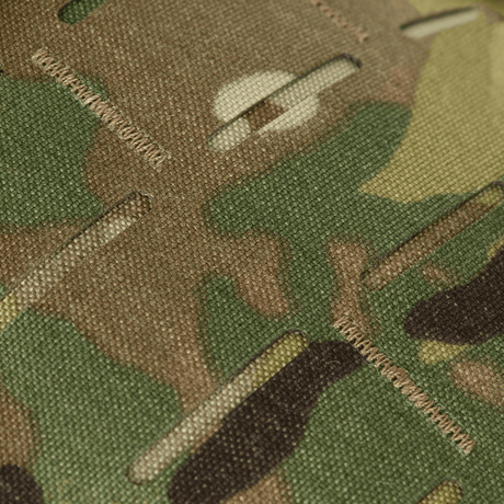 Detalj av MOLLE Laser Cut panel på M-Tac STURM Elite ryggsekk laget av holdbar Cordura med kamuflasjemønster.