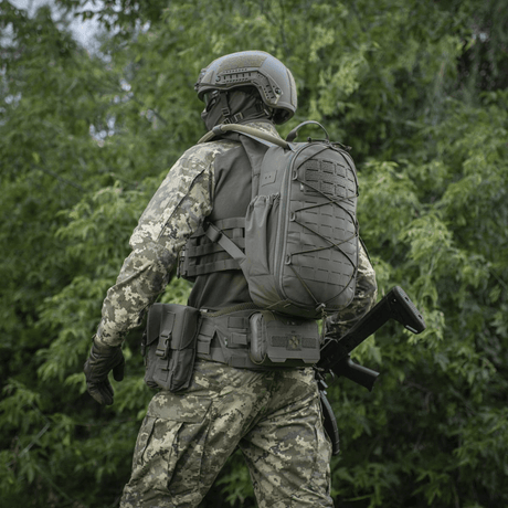 Taktisk soldat med M-Tac STURM Elite ryggsekk i skog.