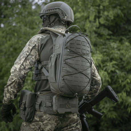 M-Tac STURM Elite ryggsekk med MOLLE Laser Cut-panel brukt av soldat i kamuflasje, for taktisk bruk i feltet.