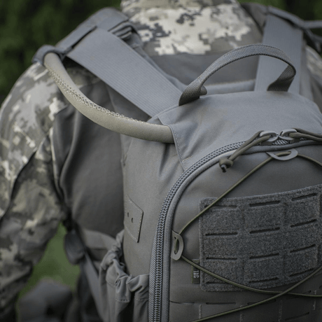M-Tac STURM Elite ryggsekk i bruk, grå taktisk ryggsekk på 15 liter, laget av Cordura-materiale, sett bakfra med MOLLE Laser Cut panel.