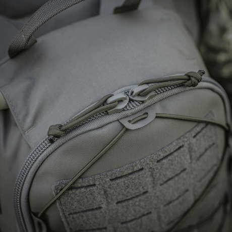 M-Tac STURM Elite ryggsekk med MOLLE Laser Cut-frontpanel og YKK-beslag, ideell for feltturer. Holdbart Cordura-materiale.