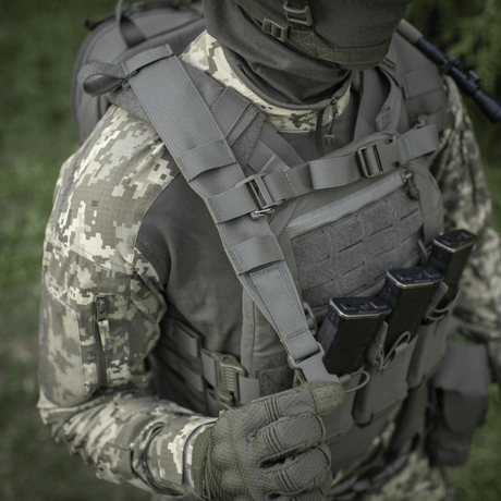 Taktisk soldat med M-Tac STURM Elite ryggsekk i skogmiljø, iført kamuflasje og MOLLE Laser Cut-frontpanel.
