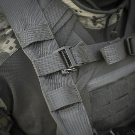 Detaljer av M-Tac STURM Elite ryggsekk, taktisk design med MOLLE Laser Cut, Cordura, YKK og Woojin Plastic-beslag, grå tone.