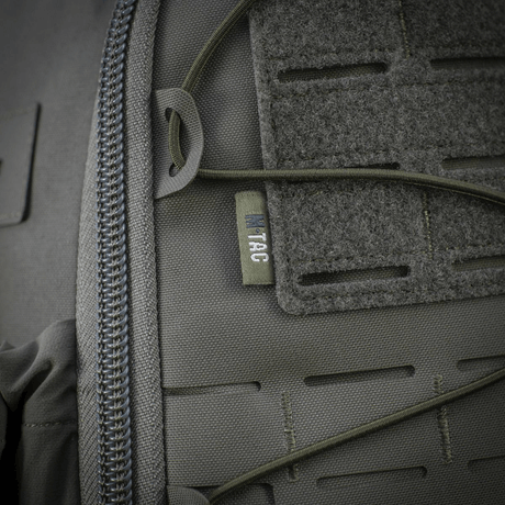 Nærbilde av M-Tac STURM Elite ryggsekk som viser Cordura og Laser Cut MOLLE-design. Taktisk design for korte opphold.