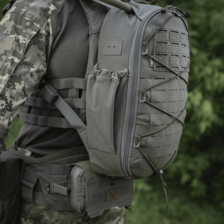 M-Tac STURM Elite ryggsekk i taktisk bruk med MOLLE Laser Cut-frontpanel og sidelommer, egnet for korte oppdrag og nødvendig utstyr.
