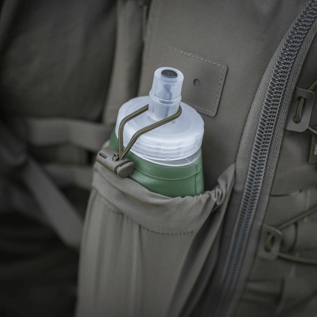 M-Tac STURM Elite ryggsekk med elastisk sidelomme som holder en vannflaske, i holdbart Cordura for taktisk bruk.