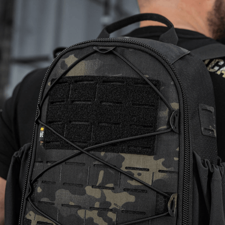 M-Tac STURM Elite ryggsekk med MOLLE Laser Cut-panel i svart kamuflasje, ideell for taktisk bruk og korte feltturer, laget av Cordura-materiale.