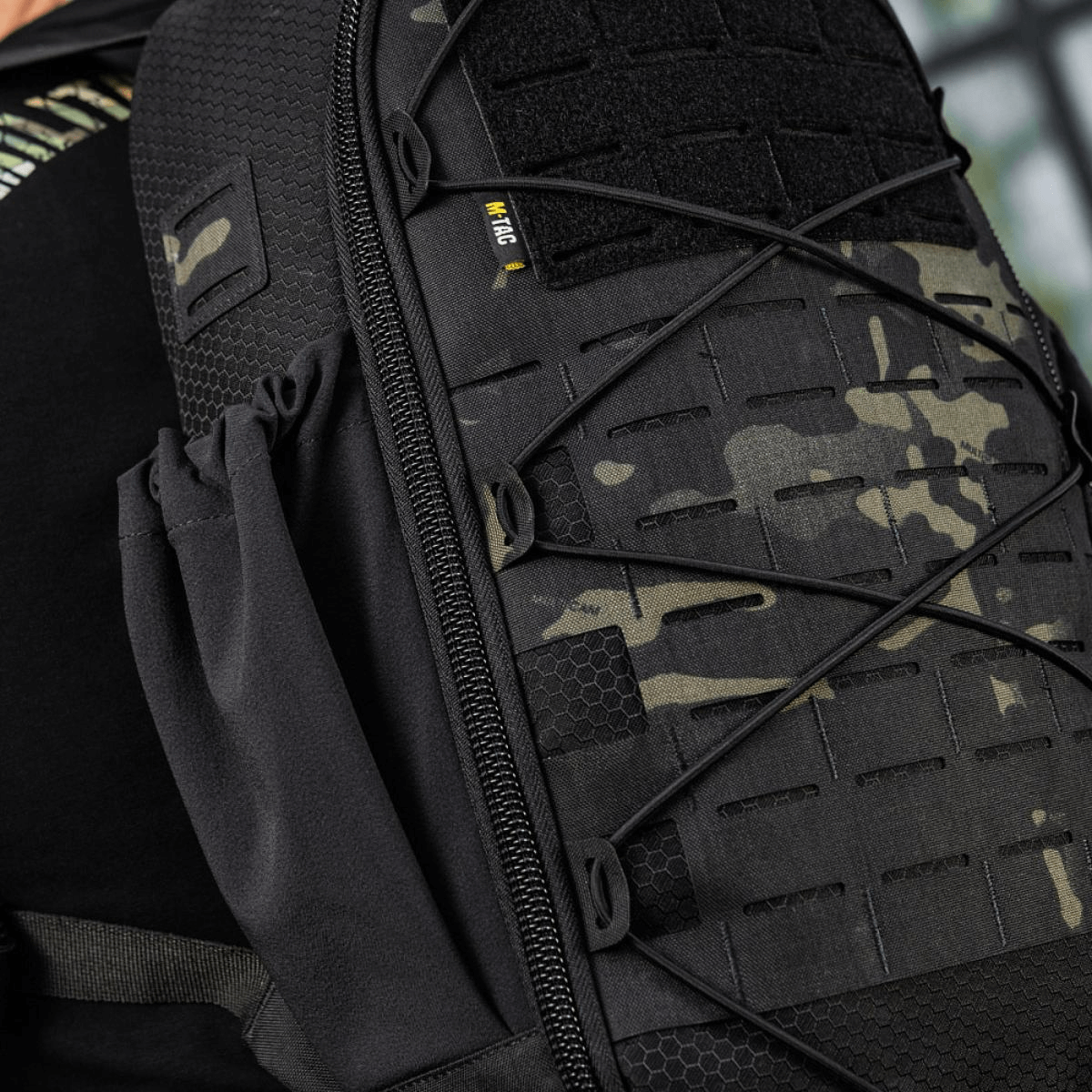 M-Tac STURM Elite Rygsæk med MOLLE Laser Cut frontpanel og elastiske sidelommer for taktisk opbevaring og transport af udstyr.