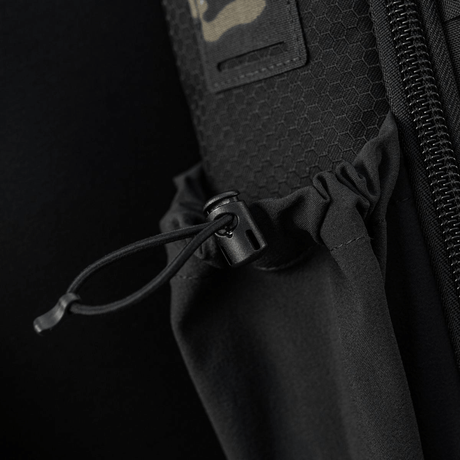 Detalj av M-Tac STURM Elite ryggsekk med elastisk sidelomme og MOLLE Laser Cut-panel.