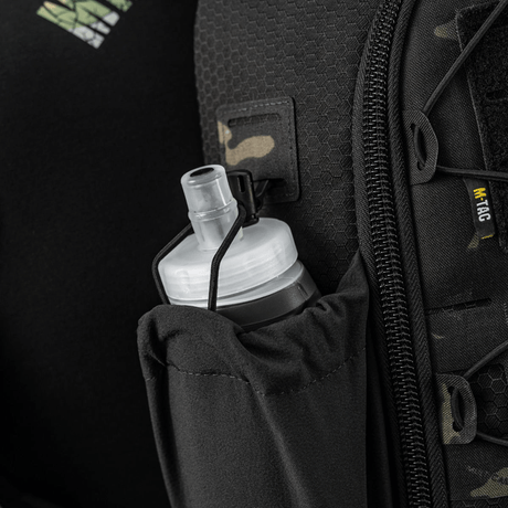 M-Tac STURM Elite ryggsekk med elastisk sidelomme og vannflaske, designet for taktisk bruk.