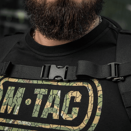 Mann iført M-Tac t-skjorte med taktisk ryggsekkstropp. Fokus på design og komfort. Ideell for M-Tac STURM Elite ryggsekk.