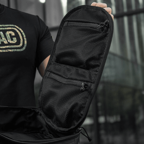 M-Tac STURM Elite ryggsekk åpen med glidelommer, svart taktisk ryggsekk designet for utendørs bruk.