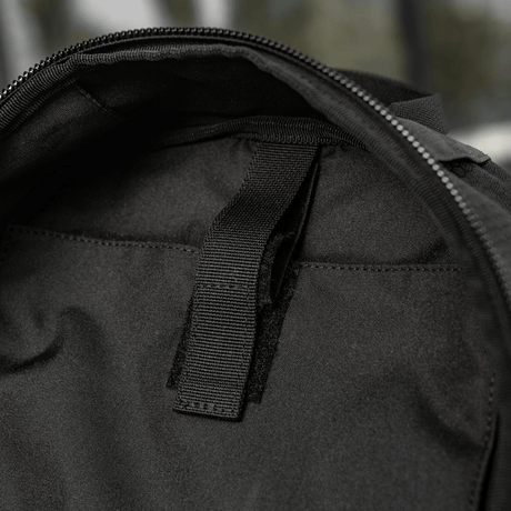 Innvendig visning av M-Tac STURM Elite ryggsekk viser romslig hovedrom, designet for holdbarhet og allsidighet i taktiske situasjoner.