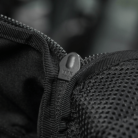 Nærbilde av YKK-glidelås på M-Tac STURM Elite ryggsekk i Cordura-materiale.