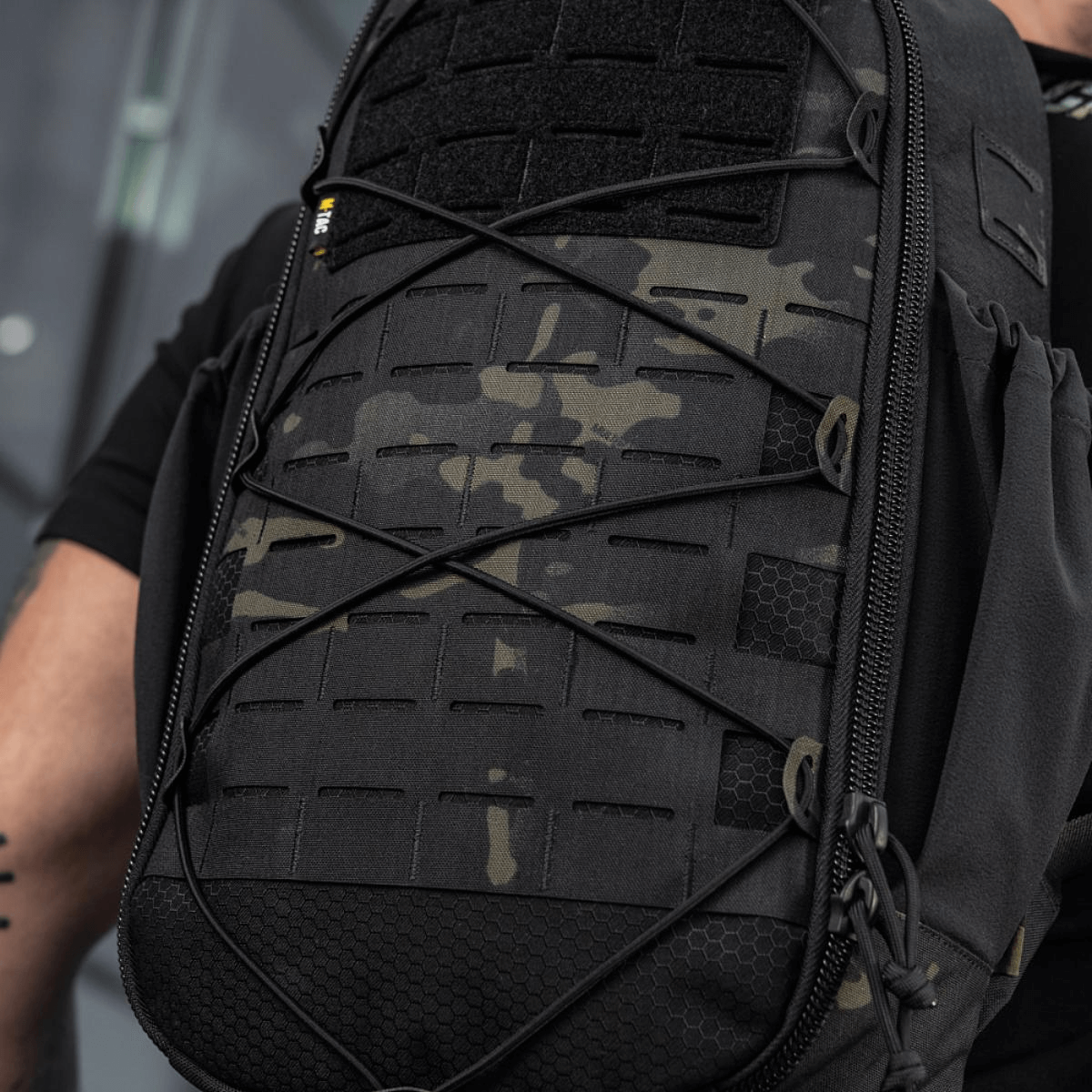 M-Tac STURM Elite Rygsæk i sort, taktisk design med MOLLE Laser Cut panel, ideel til kortvarige feltture, fremstillet i holdbar Cordura.