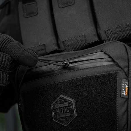 M-Tac Large Elite Gen.II skulderveske i slitesterkt Cordura 500D med YKK-glidelåser, vist med detalj av Velcro-panel og logo.