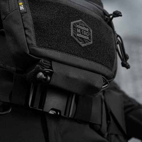 M-Tac Large Elite Gen.II skulderveske i svart Cordura 500D med YKK-glidelåser og Velcro-panel, ideell for taktisk og daglig bruk.