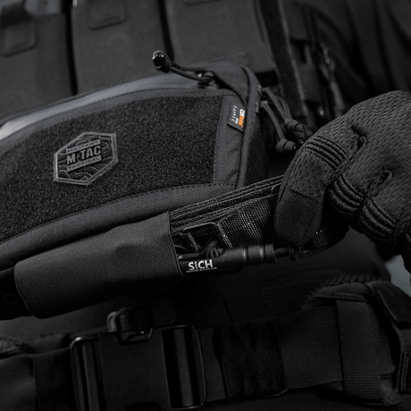 Nærbilde av M-Tac Large Elite Gen.II skulderveske i svart Cordura 500D med justering, glidelåser og forsterket design.
