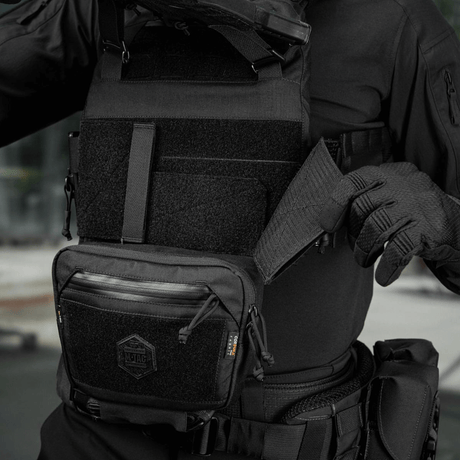 M-Tac Large Elite Gen.II skulderveske i bruk av taktisk operatør, laget av Cordura 500D med YKK-glidelåser og Velcro-panel.