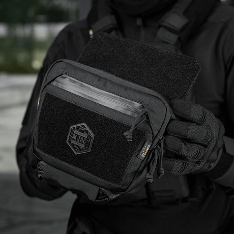 M-Tac Large Elite Gen.II skulderveske i svart med front Velcro-panel og logo, ideell for taktisk og daglig bruk.