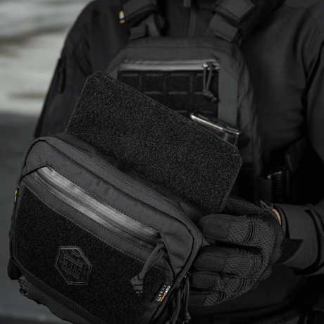 M-Tac Large Elite Gen.II skulderveske med Cordura 500D materiale og YKK-glidelåser, viser front Velcro-panel med logo.