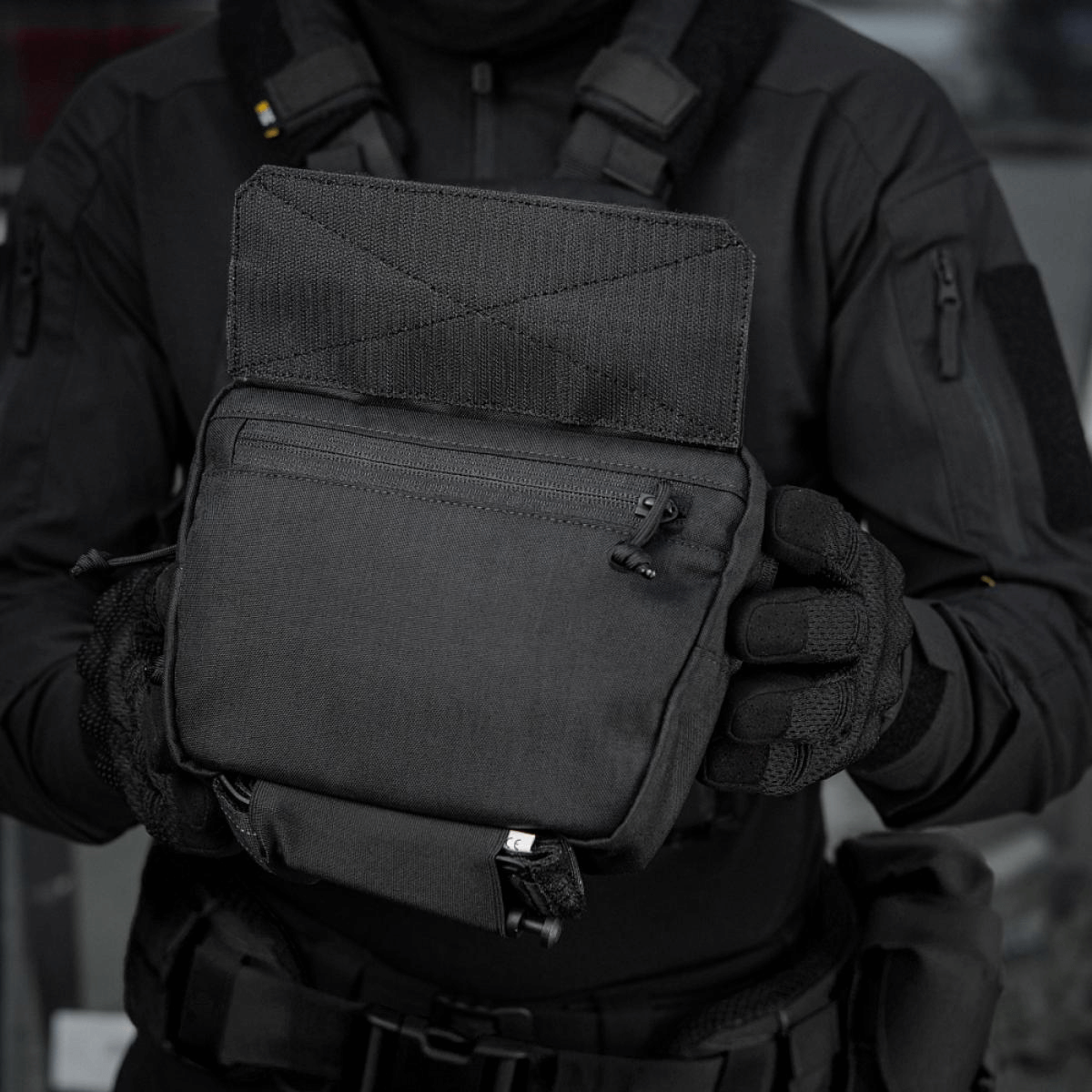M-Tac Large Elite Gen.II Skuldertaske bæres af person i taktisk tøj, viser holdbar Cordura 500D materiale og front lynlås.
