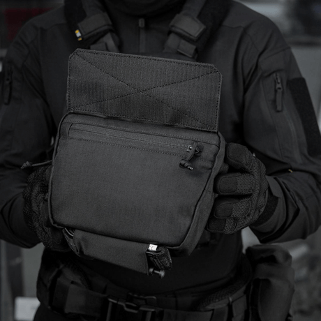 M-Tac Large Elite Gen.II skulderveske i bruk, holdt av en person i taktisk klær. Laget av slitesterkt Cordura 500D for taktisk bruk.